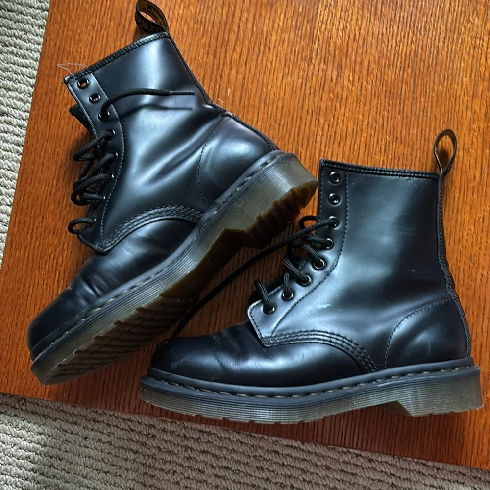 DR MATRENS Leather Lace up 8-eye black boot. Size U.S. 6. - Picture 2 of 10